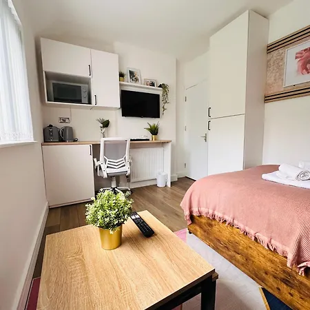 R4 - Newly Renovated Private With Own Kitchenette In A Shared House - Selly Oak