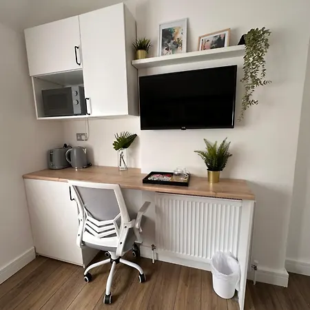 R4 - Newly Renovated Private With Own Kitchenette In A Shared House - Selly Oak